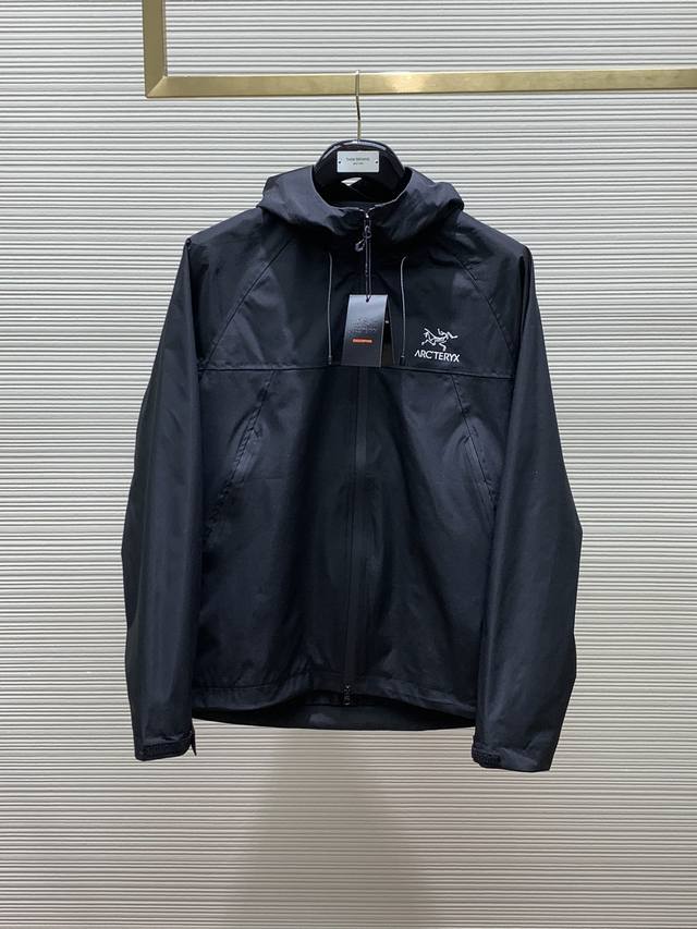 ARCTERYX 始祖鸟，2024春季AW新品，时尚休闲连帽冲锋衣，专柜同步有售，原单狠货，进口原版面料，工艺极度复杂，视觉相当雅致时髦，高贵而优雅，从主体面料