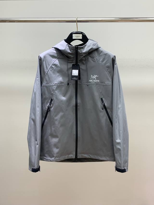 ARCTERYX 始祖鸟，2024春季AW新品，时尚休闲连帽冲锋衣，专柜同步有售，原单狠货，进口原版面料，工艺极度复杂，视觉相当雅致时髦，高贵而优雅，从主体面料