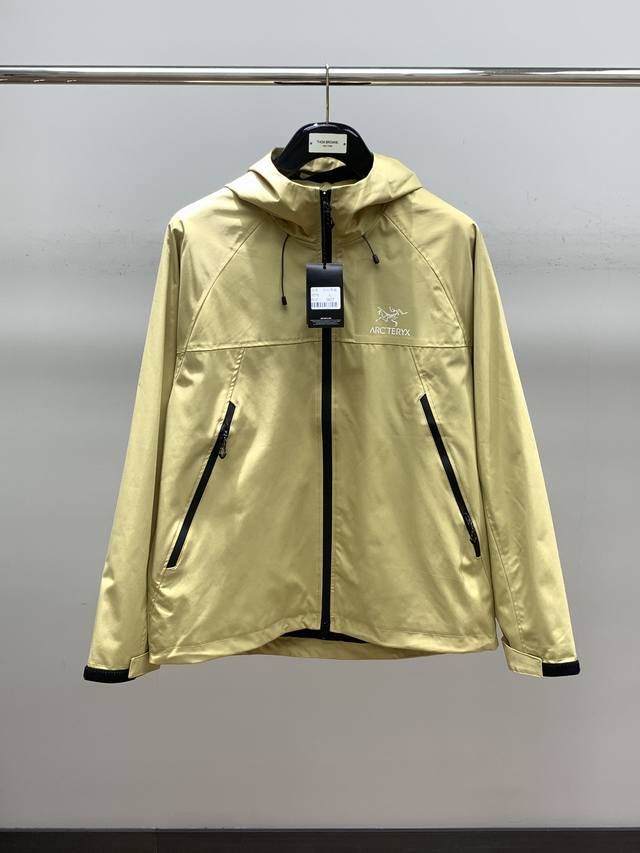 ARCTERYX 始祖鸟，2024春季AW新品，时尚休闲连帽冲锋衣，专柜同步有售，原单狠货，进口原版面料，工艺极度复杂，视觉相当雅致时髦，高贵而优雅，从主体面料 - 点击图像关闭