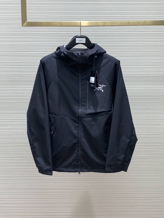 ARCTERYX 始祖鸟，2024春季AW新品，时尚休闲连帽冲锋衣，专柜同步有售，原单狠货，进口原版面料，工艺极度复杂，视觉相当雅致时髦，高贵而优雅，从主体面料