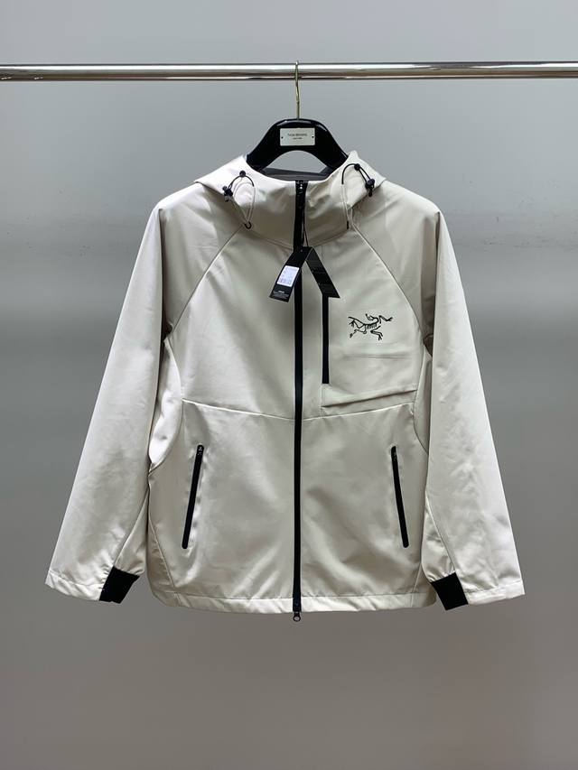 ARCTERYX 始祖鸟，2024春季AW新品，时尚休闲连帽冲锋衣，专柜同步有售，原单狠货，进口原版面料，工艺极度复杂，视觉相当雅致时髦，高贵而优雅，从主体面料