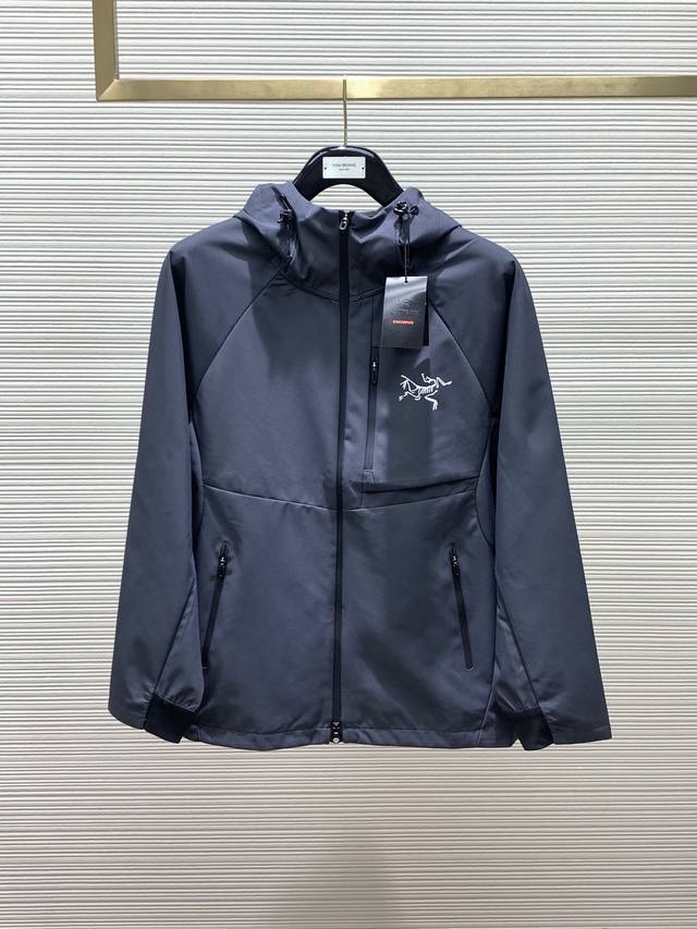 ARCTERYX 始祖鸟，2024春季AW新品，时尚休闲连帽冲锋衣，专柜同步有售，原单狠货，进口原版面料，工艺极度复杂，视觉相当雅致时髦，高贵而优雅，从主体面料