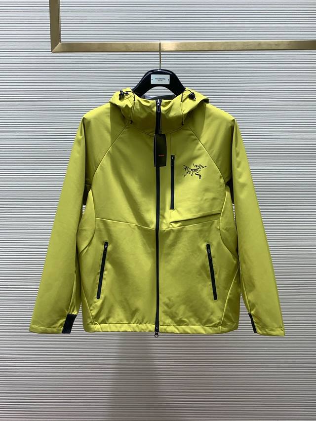 ARCTERYX 始祖鸟，2024春季AW新品，时尚休闲连帽冲锋衣，专柜同步有售，原单狠货，进口原版面料，工艺极度复杂，视觉相当雅致时髦，高贵而优雅，从主体面料