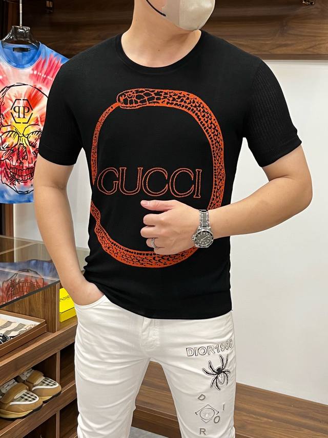 GUCCI 古琦-1954ss龙年夏季专柜时尚大爆款圆领T恤，休闲时尚外穿 内搭必备款，舒适好看上身可见 定制进口高端天丝面料，手感细腻丝滑有质感，上身舒适透气