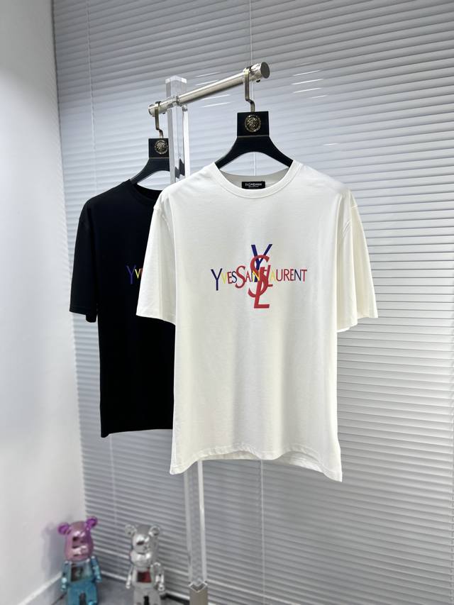 YSL*圣罗兰 ss24夏季新款短袖T恤，顶级冰丝棉 高端图案logo，帅气时尚，简约百搭款。面料棉 不仅挺括，保持潮流的廓形，又穿着舒适，纱织更细腻 码数：M