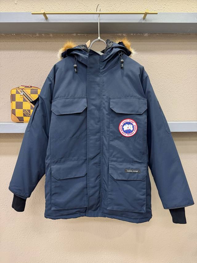 爆款羽绒服 2024新品 加拿大鹅 品牌Canada Goose 新款羽绒服秀场新品 品相非常完美，专柜高科技防水面料，狐狸毛领，内里90%白鸭绒填充，舒适保暖