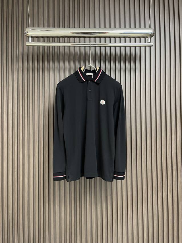 moncler 2024FW秋冬翻领长袖polo，新款经典logo徽标，领子袖子定织经典配色条纹，定制字母标识纽扣，细节到位，配有备用扣，采用100％棉质珠地布