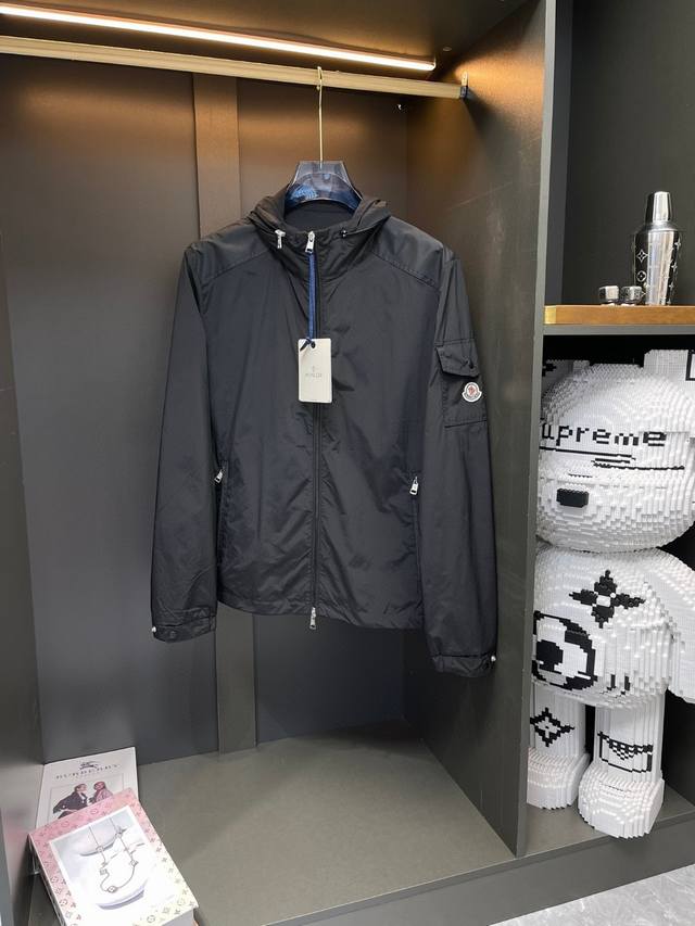 moncler 24年ss米兰秀场新款，男士轻奢商务休闲连帽夹克外套。客供的复合科技面料，表层防水快速排汗。功能性更加强大满足穿着者一切日常需求，符合人体工学的