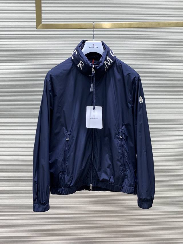 Moncler 蒙口，2024秋季最新品，专柜同步有售，原单狠货，时尚休闲立领外套，上身舒适！吸睛而有亮点，采用进口原版面料，顶级刺绣工艺字母图案logo，原版