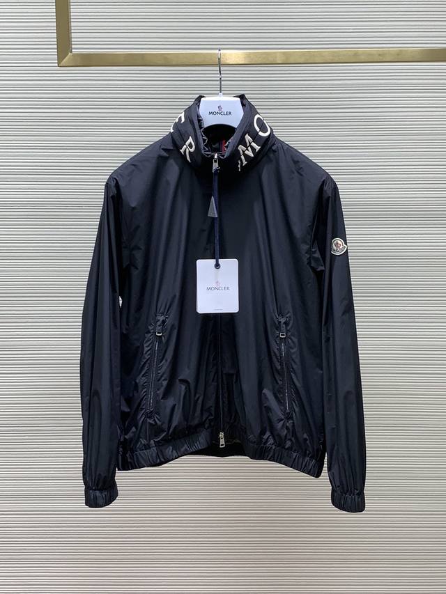 Moncler 蒙口，2024秋季最新品，专柜同步有售，原单狠货，时尚休闲立领外套，上身舒适！吸睛而有亮点，采用进口原版面料，顶级刺绣工艺字母图案logo，原版