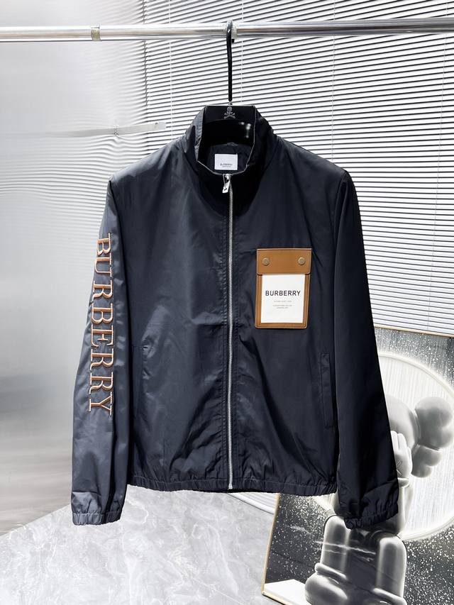 巴宝莉 Burberry 2024早秋新款 立领 夹克 外套，高端版本！专柜定制面料 透气舒适度高，细节无可挑剔，品牌元素设计理念，体现高品质。手感细腻柔软！呈