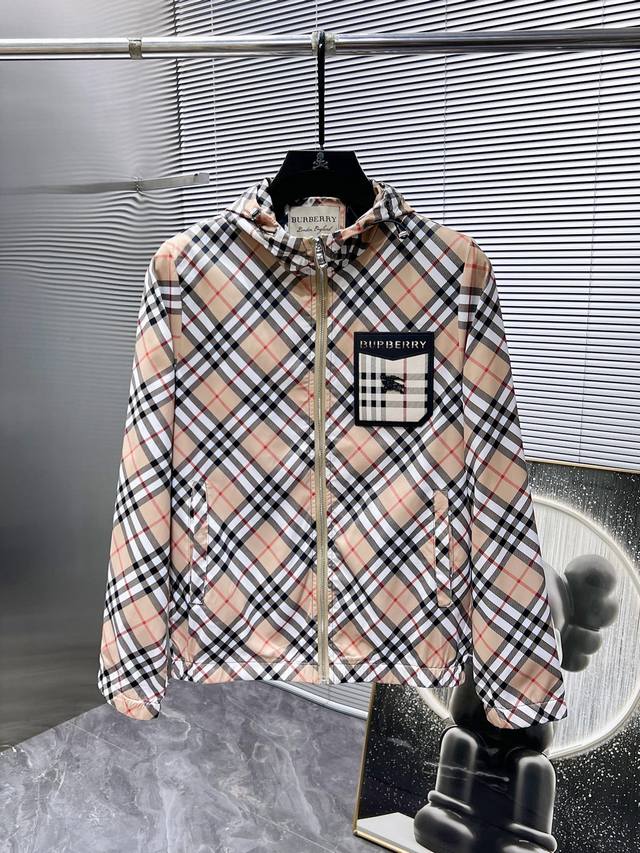 巴宝莉 Burberry 2024早秋新款 连帽 夹克 外套，高端版本！专柜定制面料 透气舒适度高，细节无可挑剔，品牌元素设计理念，体现高品质。手感细腻柔软！呈