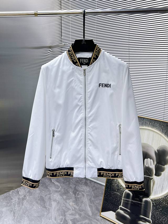 芬迪 fendi 2024早秋新款 立领 夹克 外套，高端版本！专柜定制面料 透气舒适度高，细节无可挑剔，品牌元素设计理念，体现高品质。手感细腻柔软！呈现休闲裁