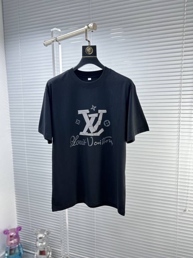 LV*路易 ss24夏季新款短袖T恤，顶级图案logo，帅气时尚，简约百搭款。面料棉 不仅挺括，保持潮流的廓形，又穿着舒适，纱织更细腻 码数：M-XXXL