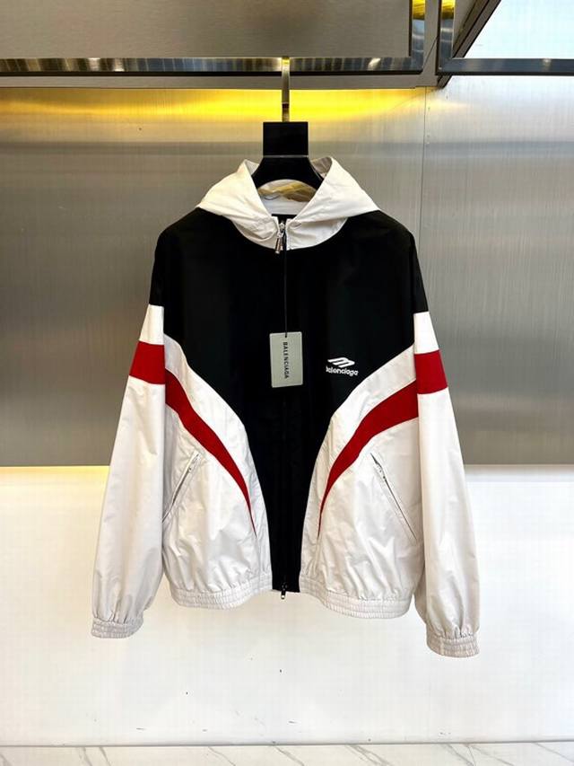 Balenciaga巴黎世家、3B sports icon tracksuit夹克，面料特点科技府绸面料通常指的是在府绸基础上融入了科技元素的面料。密度高、纱线