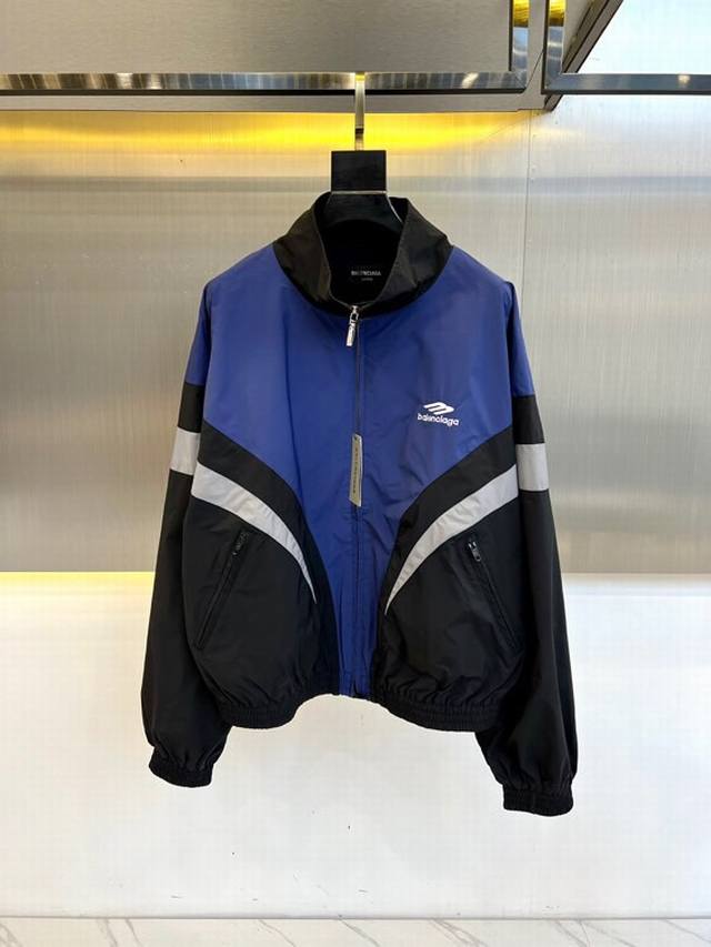 Balenciaga巴黎世家、3B sports icon tracksuit立领设计夹克，面料特点科技府绸面料通常指的是在府绸基础上融入了科技元素的面料。密度 - 点击图像关闭