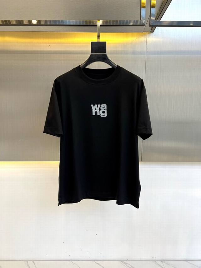 Alexander Wang、2024早春秋新品压花立体字母徽标短袖T恤，采用客供进口双丝光纤维材质精制而成，自带凉感，秉承大王追求自由不羁的生活态度，慵懒简约