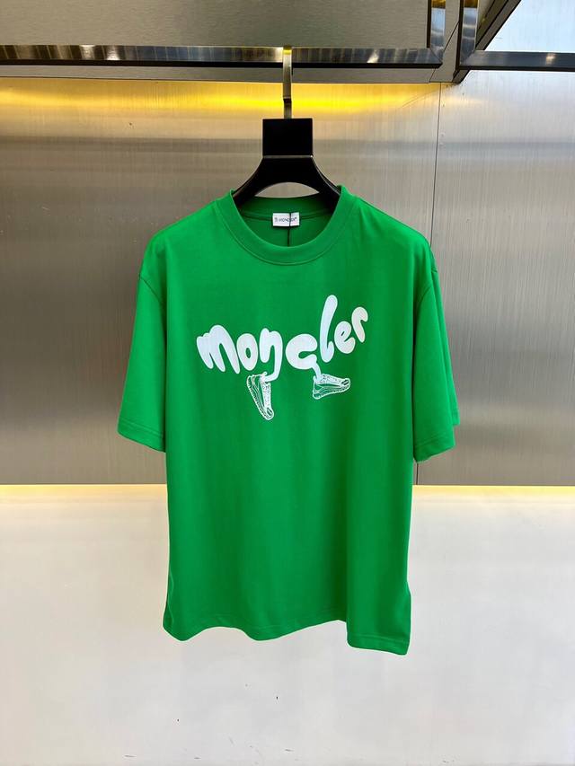 moncler蒙口、24s 男士跑步标识棉质圆领趣味签名短袖t恤，这款修身版型t恤采用棉质平纹针织面料制成，是男士衣橱的休闲单品。圆领款式设计，饰有全新跑步元素