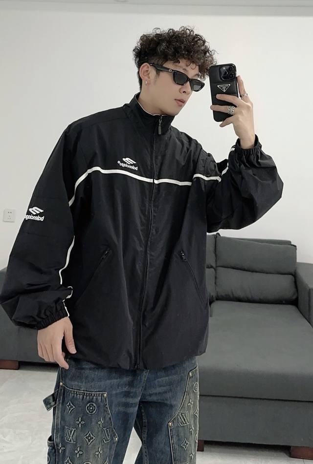 Balenciaga巴黎世家2024新款男女款立领巴黎廓形徽标刺绣夹克外套 本款科技府绸、棉质格纹法兰绒和复古平纹针织面料，中性款型，大廓形版型，4片面料拼接可