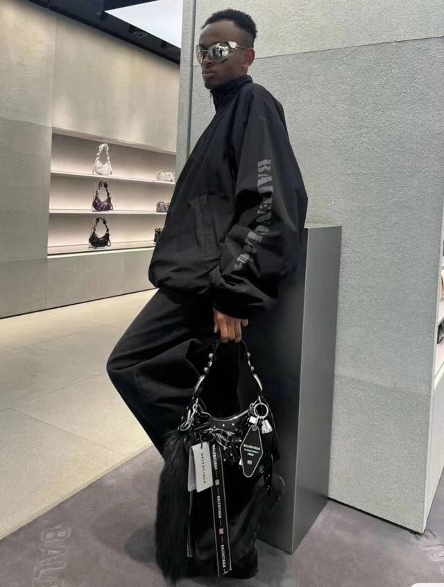 Balenciaga巴黎世家2024春夏新款外套手臂涂鸦logo冲锋衣夹克 本款科技府绸，中性款型，大号版型，高领，双头拉链开合，落肩，2个拉链斜口袋，弹性袖口