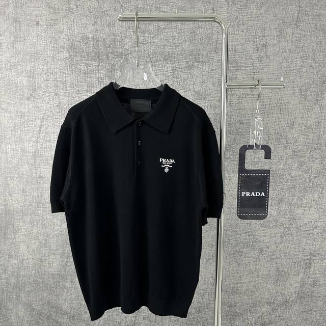 Prada 普拉达2024春夏新款刺绣胸口字母logo羊毛翻领短袖Polo衫 这款街头着装风格的Polo衫经针织羊绒重释，绽现精致格调，表达Prada系列标志性