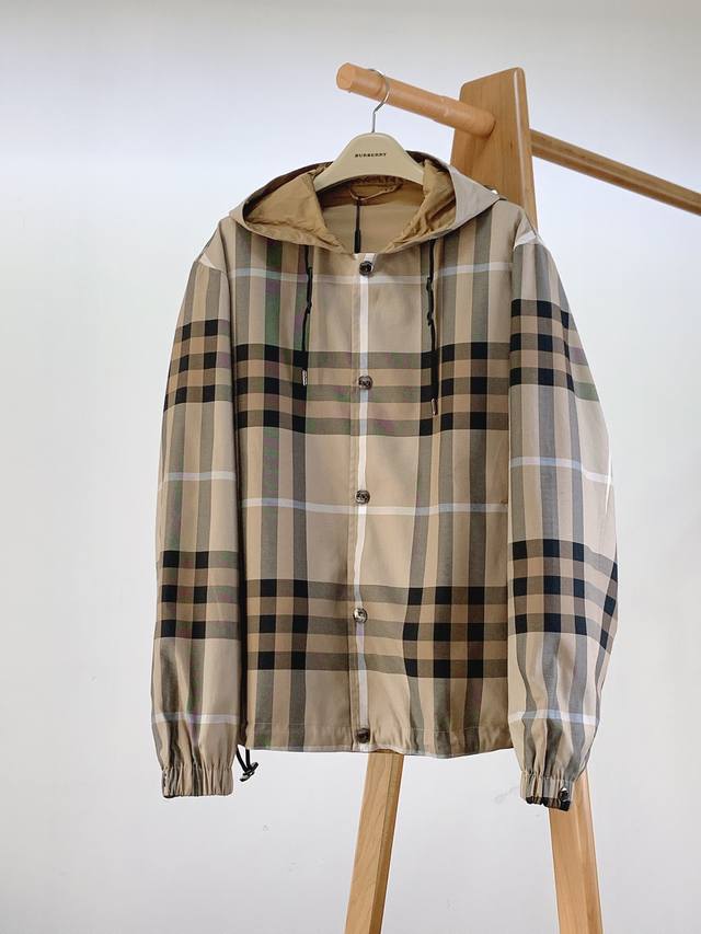 Burberry 巴宝莉 2024FW早秋新品 双面穿连帽夹克外套，纯色格仔尼龙渠道重磅，经典格仔双面穿，无论从颜值到搭配，到上身，无疑都是最佳的选择最出色的最