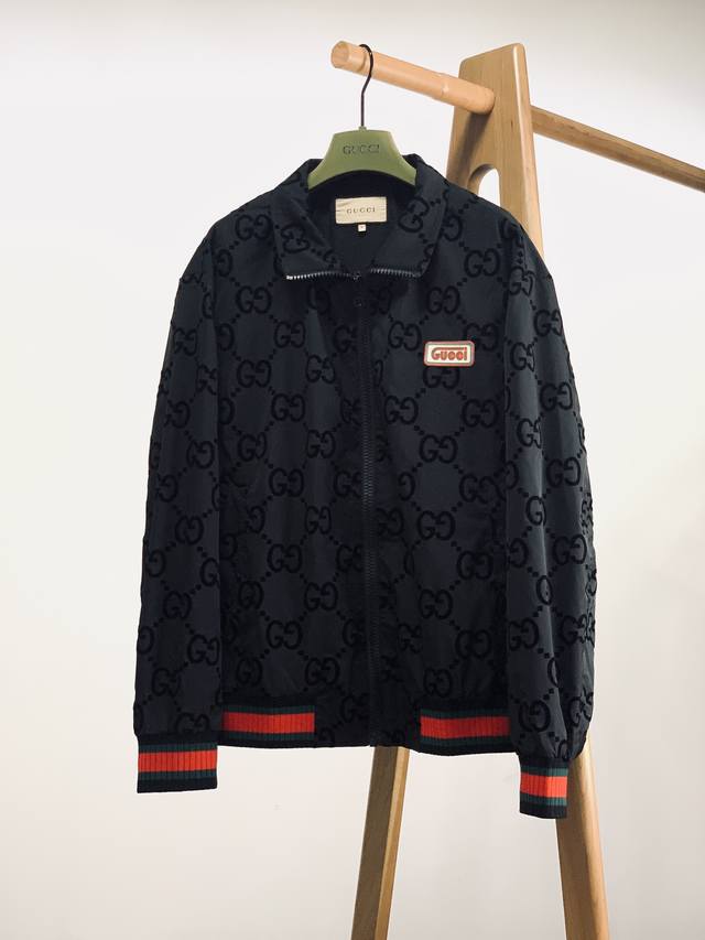 Gucci 古驰 2024FW早秋新品 满印GG夹克外套，定制棉质面料打造，满身交织GG植绒花纹，全幅丝绒立体效果图案，中性剪裁版型，胸前硅胶标识徽章，经典撞色