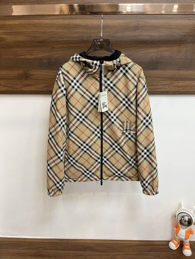 主推 Burberry 双面穿 2024ss秋季新款发布巴宝莉轻奢连帽夹克外套，战马刺绣设计欧版外套，穿上就是舒适自在又显瘦的存在，慵懒而随性，结合干净简单的色