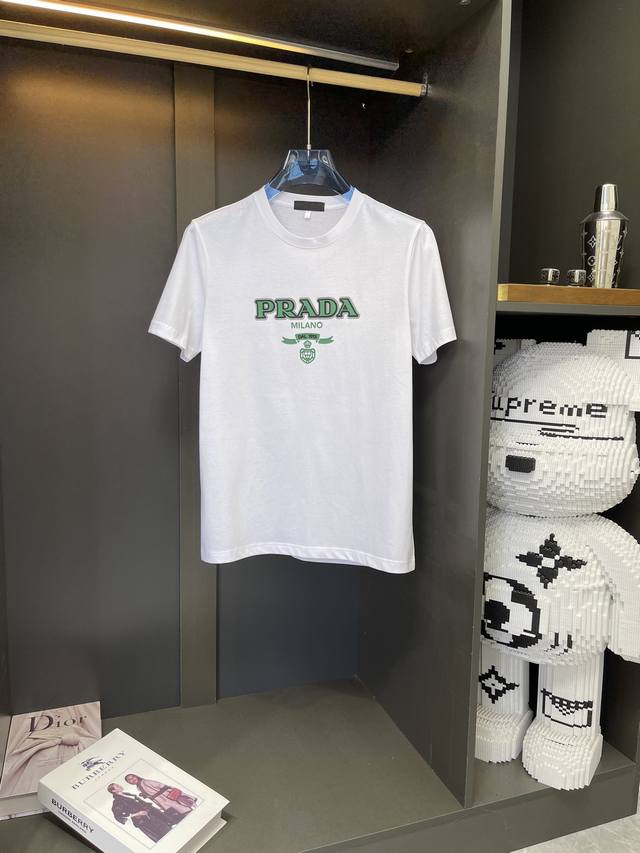 PRADA 普拉* 胖子福利 M-6XL{最大穿230斤｝立体凹凸工艺图案短袖 胸前印花短袖采用进口丝光棉面料。上身透气，不起球，手感柔软舒适，全衣平车走线立体