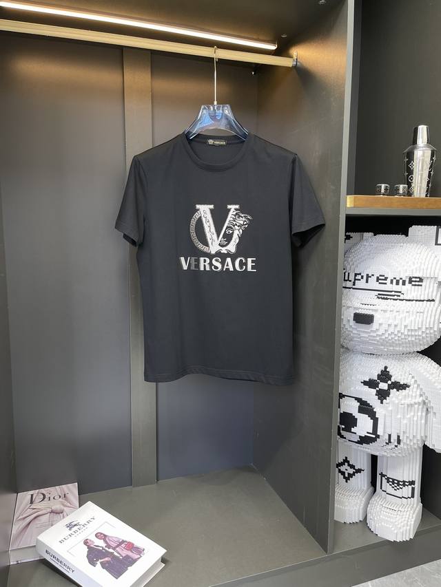 VERSAC* 范思哲 胖子福利 M-6XL{最大穿230斤｝立体凹凸工艺图案短袖 胸前印花短袖采用进口丝光棉面料。上身透气，不起球，手感柔软舒适，全衣平车走线