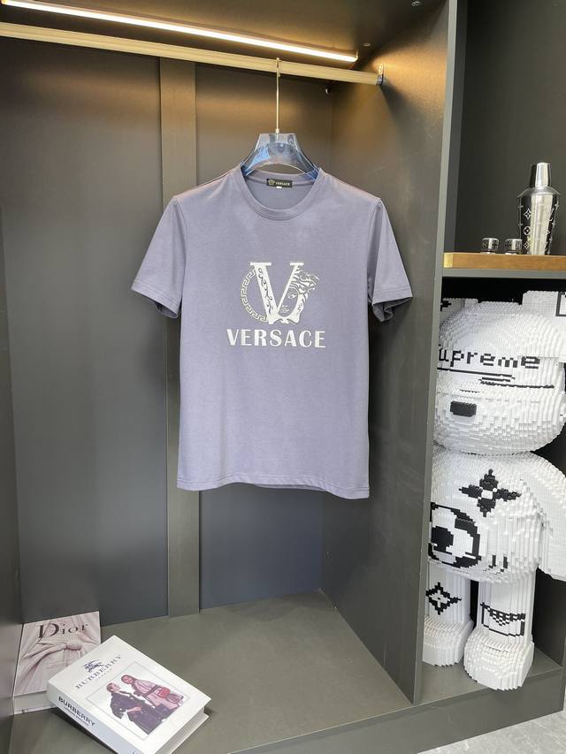 VERSAC* 范思哲 胖子福利 M-6XL{最大穿230斤｝立体凹凸工艺图案短袖 胸前印花短袖采用进口丝光棉面料。上身透气，不起球，手感柔软舒适，全衣平车走线