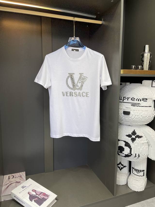 VERSAC* 范思哲 胖子福利 M-6XL{最大穿230斤｝立体凹凸工艺图案短袖 胸前印花短袖采用进口丝光棉面料。上身透气，不起球，手感柔软舒适，全衣平车走线 - 点击图像关闭