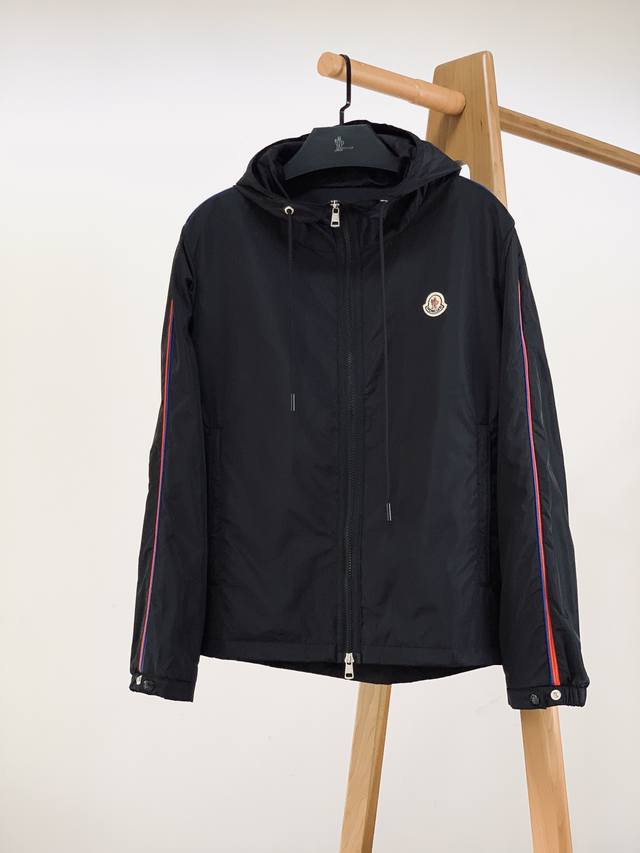 Moncler 蒙口 2024FW早秋新品 休闲夹克外套。面料采用micro chic面料还往往具有良好的弹性和耐磨性，这意味着Claut挡风夹克不仅穿着舒适，