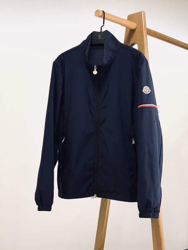 Moncler 蒙口 2024FW早秋新品 科技防风夹克外套。面料采用micro chic面料还往往具有良好的弹性和耐磨性，这意味着Claut挡风夹克不仅穿着舒 - 点击图像关闭