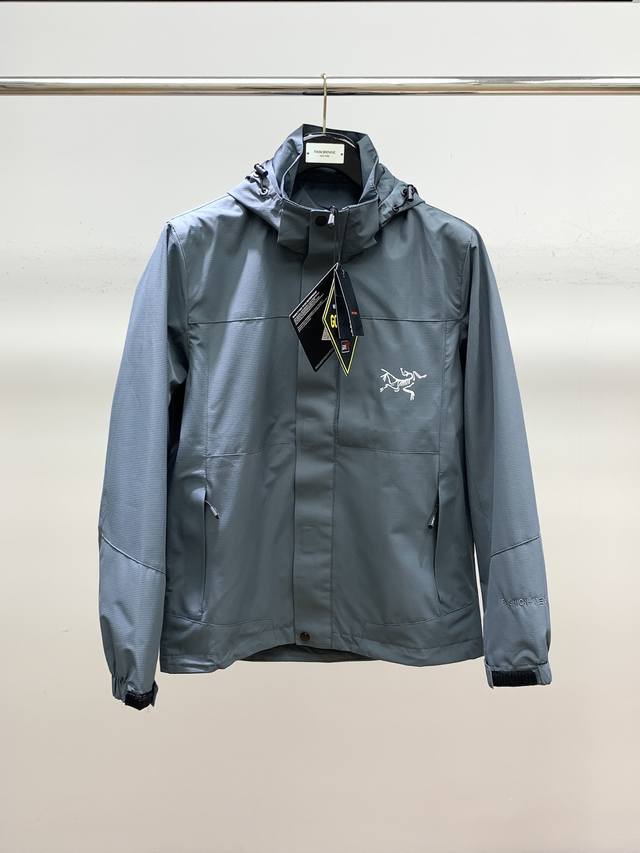 一套 ，ARCTERYX 始祖鸟，2024秋季AW新品，时尚休闲连帽外套套装，专柜同步有售，原单狠货，进口原版面料，工艺极度复杂，视觉相当雅致时髦，高贵而优雅，