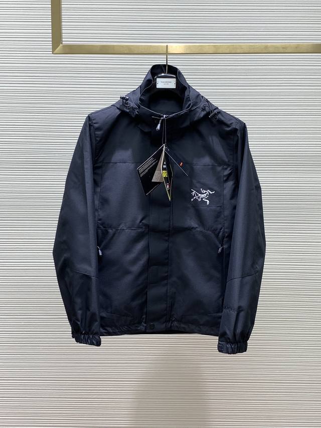 一套 ，ARCTERYX 始祖鸟，2024秋季AW新品，时尚休闲连帽外套套装，专柜同步有售，原单狠货，进口原版面料，工艺极度复杂，视觉相当雅致时髦，高贵而优雅，