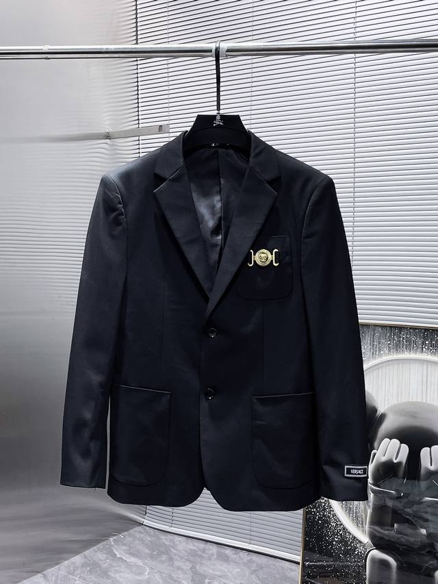 范思哲 versace 2024ss春秋新款 西装 西服 ，高端版本！专柜定制面料 透气舒适度高，细节无可挑剔，品牌元素设计理念，体现高品质。手感细腻柔软！呈现