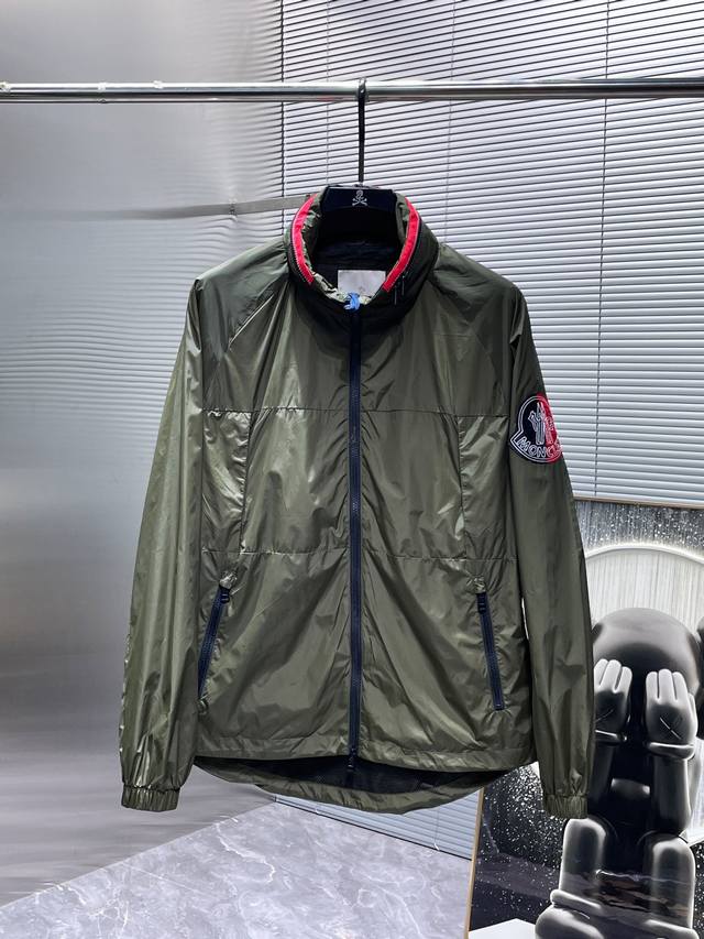 蒙口 Moncler 2024ss新款 可隐藏连帽 夹克 外套，高端版本！专柜定制面料 透气舒适度高，细节无可挑剔，品牌元素设计理念，体现高品质。手感细腻柔软！