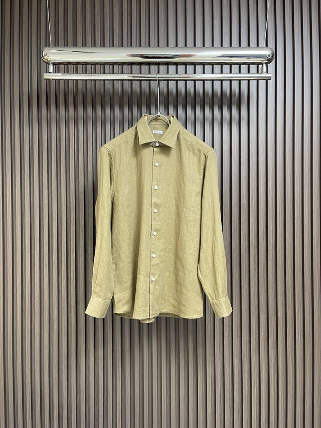 kiton 亚麻面料手感柔软绵密方领设计长袖衬衫，以其精细特织的100％亚麻面料和独特的设计，确实展现了非凡的品质与时尚感。采用100％亚麻材质，不仅保证了衬衫