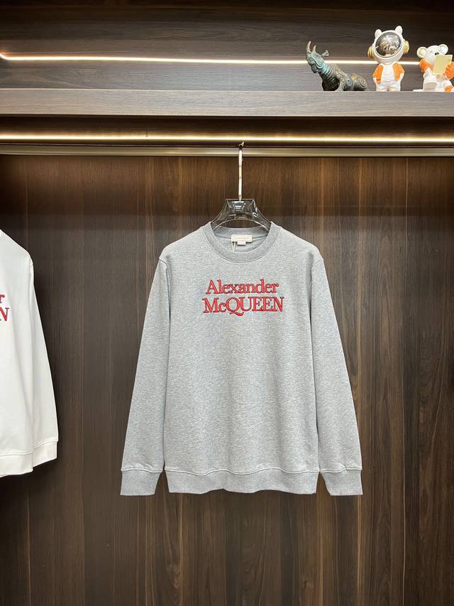 主推 McQueen 独家专供 秋冬卫衣 D迪奥休闲圆领卫衣，潮流时尚休闲透气舒适度高，细节无可挑剔，品牌元素设计理念，体现高品质。呈现休闲裁剪，上身版型超赞！