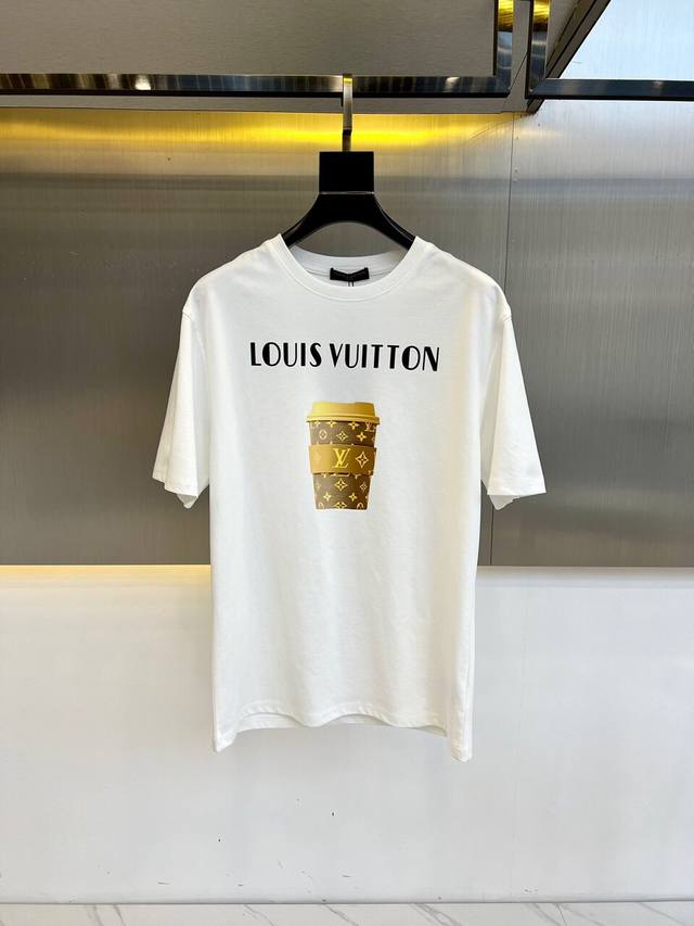 LV、2024春夏新品发售新品短袖t恤。采用进口丝光欧棉面料，温儒柔软 细腻柔软 上身自然是舒适 凉爽，胸前logo图案印花撞色时尚立体。颜色十分清晰，非常的凸