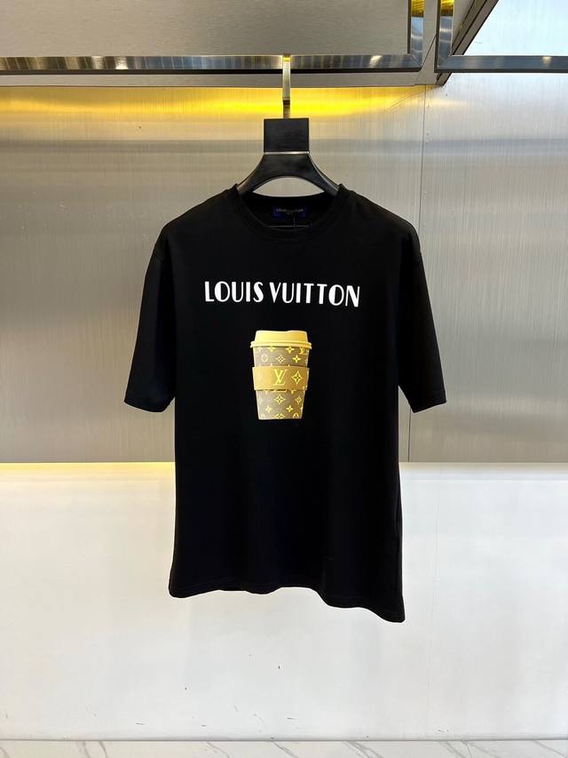 LV、2024春夏新品发售新品短袖t恤。采用进口丝光欧棉面料，温儒柔软 细腻柔软 上身自然是舒适 凉爽，胸前logo图案印花撞色时尚立体。颜色十分清晰，非常的凸