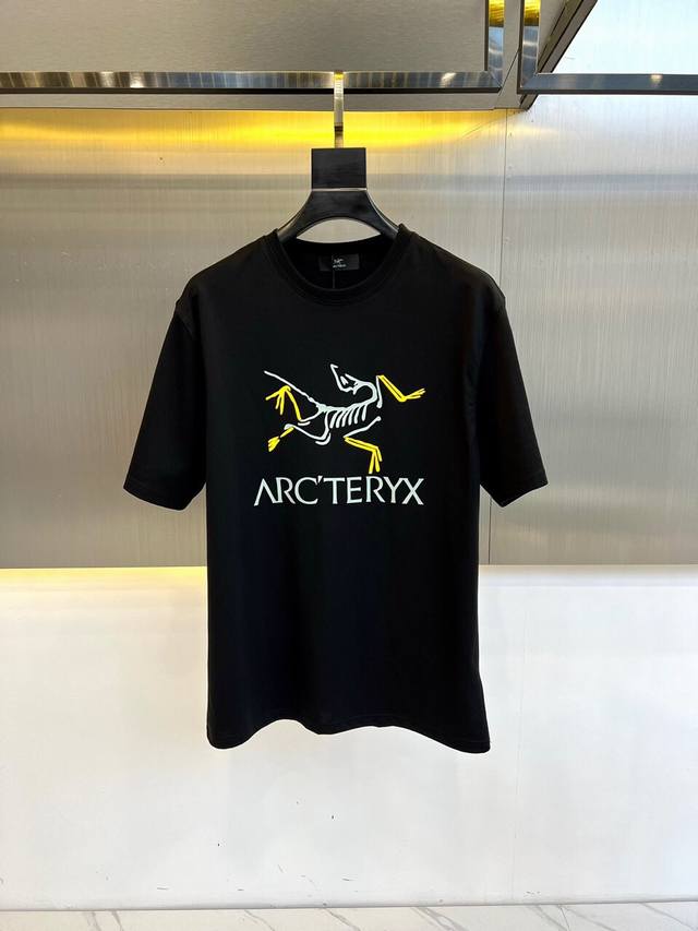 Arcteryx 始祖鸟、24s新品时尚潮流休闲短袖T恤，采用进口双纱欧棉面料，温儒柔软 细腻柔软 上身自然是舒适 凉爽，胸前发泡彩色印花图案logo时尚立体。 - 点击图像关闭