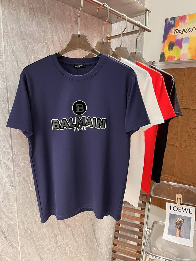 Balmain 2024秋冬新品系列！百搭短袖莫代尔棉休闲T恤！ 这款T恤采用莫代尔纯棉 轻盈面料，穿着舒适。这款T恤设计简约，正面立体浮雕工艺，彰显个性，时尚