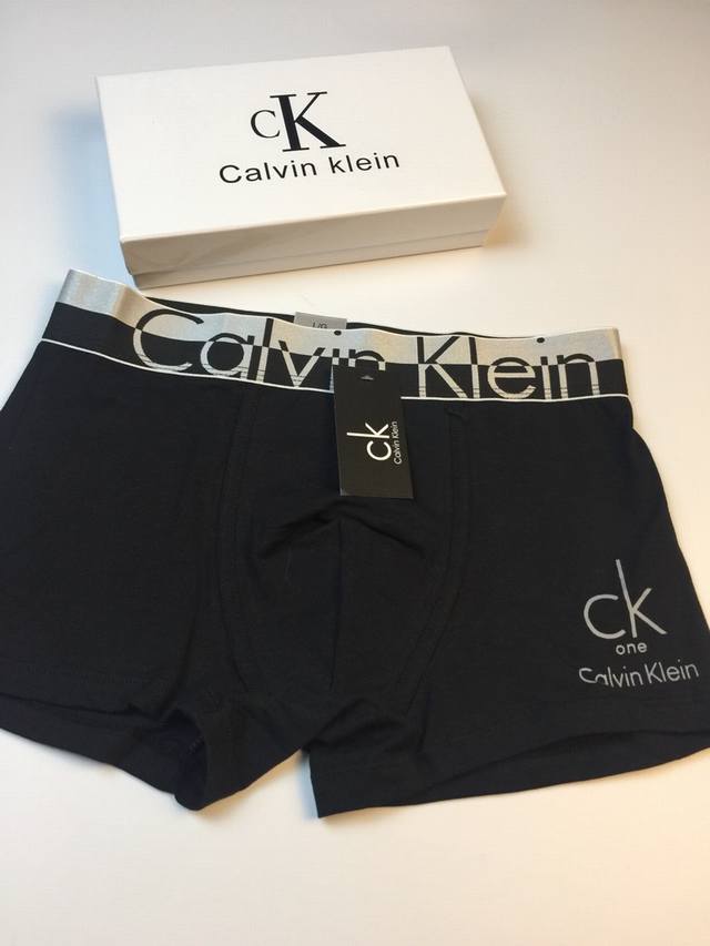 Calvin Klein 选用上等的纯棉布 一盒三条装 L XXL 爆款内裤，世界时尚之都各大专柜在售款，此款内裤将品牌特点突出的淋漓尽致 独家定制面料 原版复