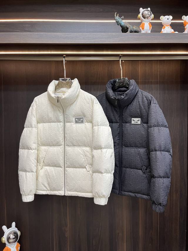 主推 Fendi 2024秋冬新款芬迪新款立领可羽绒服外套选用亮泽尼龙面料打造，经典三角标logo，充盈填充舒适的鹅绒和鹅毛。呈现宽松版型，成分含量:外层:10