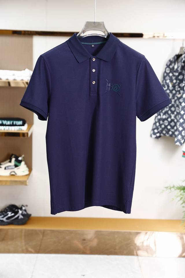 马吉拉-重磅推荐！2024春夏新品 专柜在售 时尚高端男装Polo-胸前Logo个性时尚 进口顶极高密度丝光珠地，极为亲肤舒适 摸上去非常的细腻，质感很好，凉爽