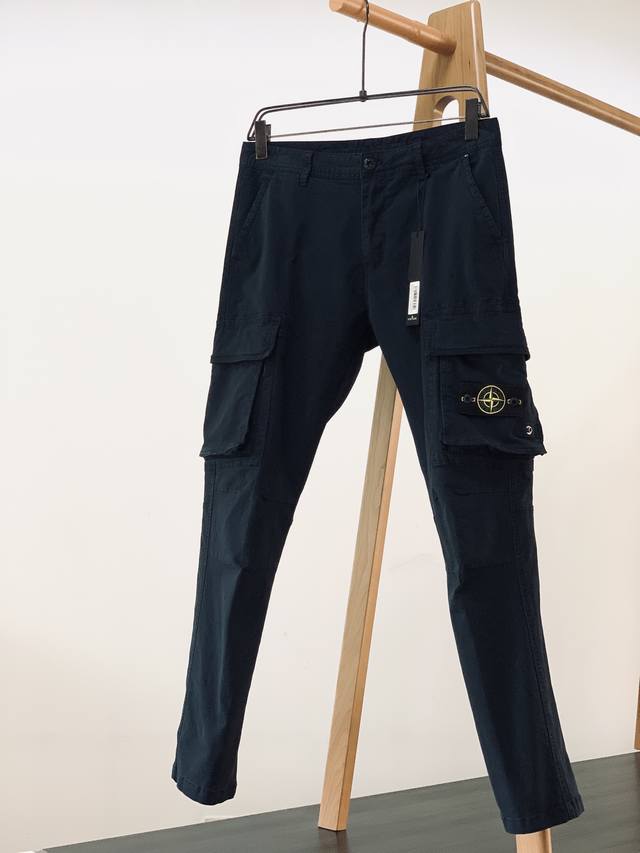 Stone Island 石头岛 2024FW早秋新品 机能工装长裤 面料380g，正品YKK 3号牙拉链，定制开模四合扣。面料舒适，工装多口袋设计，收纳拉满不