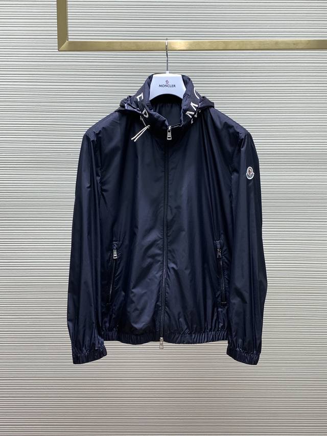 Moncler 蒙口，2024秋季最新品，专柜同步有售，原单狠货，时尚休闲连帽外套，上身舒适！吸睛而有亮点，采用进口原版面料，顶级刺绣工艺字母图案logo，原版