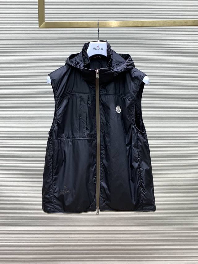 Moncler 蒙口，2024秋季最新品，专柜同步有售，原单狠货，时尚休闲连帽马甲，上身舒适！吸睛而有亮点，采用进口原版面料，顶级刺绣印花工艺字母图案logo，